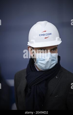 L'ancien Premier ministre français et maire du Havre Edouard Philippe avec le président franco-libanais et PDG du groupe CMA CGM Rodolphe Saade sur le navire à conteneurs 'CMA CGM Jacques Saade', amarré dans le port du Havre, dans le nord-ouest de la France, le 22 janvier 2021. Photo par ELIOT BLONDT/ABACAPRESS.COM Banque D'Images