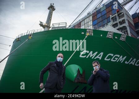 L'ancien Premier ministre français et maire du Havre Edouard Philippe avec le président franco-libanais et PDG du groupe CMA CGM Rodolphe Saade sur le navire à conteneurs 'CMA CGM Jacques Saade', amarré dans le port du Havre, dans le nord-ouest de la France, le 22 janvier 2021. Photo par ELIOT BLONDT/ABACAPRESS.COM Banque D'Images