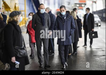 L'ancien Premier ministre français et maire du Havre Edouard Philippe avec le président franco-libanais et PDG du groupe CMA CGM Rodolphe Saade sur le navire à conteneurs 'CMA CGM Jacques Saade', amarré dans le port du Havre, dans le nord-ouest de la France, le 22 janvier 2021. Photo par ELIOT BLONDT/ABACAPRESS.COM Banque D'Images