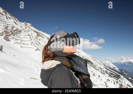 Personne mit Virtual-Reality-Brille vor Bergkulisse Banque D'Images