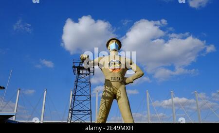 Tulsa - Oklahoma. Le Golden Diller, une statue de 20 tonnes métriques, construite en 1952 et équipée d'un masque facial pendant la pandémie de Covid-19 Banque D'Images