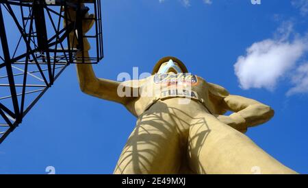 Tulsa - Oklahoma. Le Golden Diller, une statue de 20 tonnes métriques, construite en 1952 et équipée d'un masque facial pendant la pandémie de Covid-19 Banque D'Images