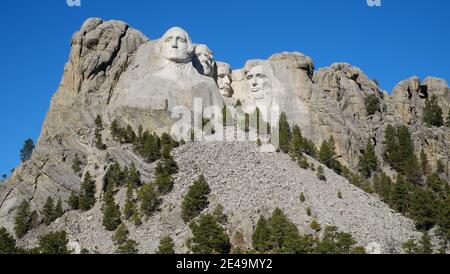 Mémorial national de Mount Rushmore, Black Hills, Dakota du Sud. Conçu et complété par Gutzon Borglum. La sculpture géante est sculptée dans du granit et présente des têtes de 18 mètres de haut de quatre présidents américains Banque D'Images