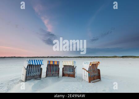 Chaises de plage dans les heures bleues sur la plage de Nebel sur l'île d'Amrum dans le nord de la Frise, Schleswig-Holstein, Allemagne Banque D'Images