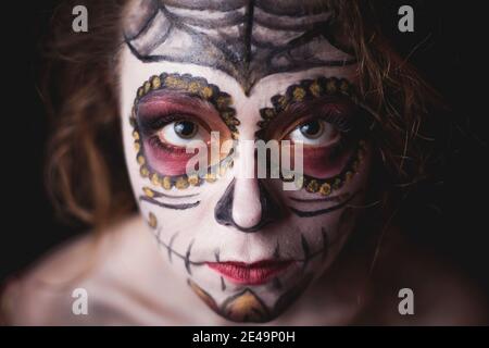 Portrait de la jeune femme maquillage et masqué comme dia des los muertos style, tradition mexicaine, jour des morts, peinture du corps, Banque D'Images