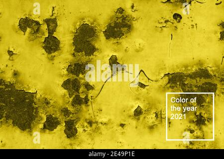 Arrière-plan métallique corrodé. Corrosion des parois métalliques peintes rouillées avec des traces de rouille. Couleur de l'année 2021 Banque D'Images