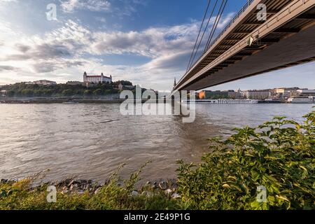 Plage du Danube avec pont menant au château de Bratislava, Slovaquie, Europe Banque D'Images