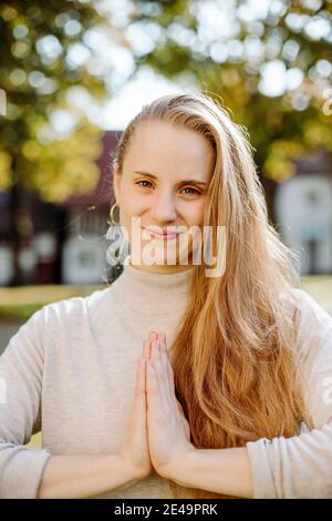 jeune femme, méditation, yoga, mudra anjali, extérieur, portrait Banque D'Images