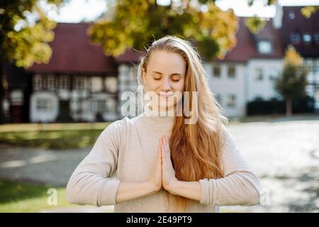 jeune femme, méditation, yoga, mudra anjali, extérieur, portrait Banque D'Images