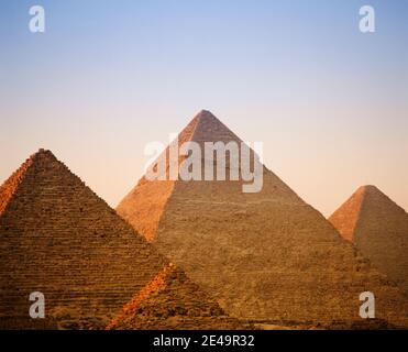 Afrique du Nord Égypte Caire plateau de la ville de Giza vue rapprochée la pyramide des pyramides de l'Égypte vue rapprochée lever de soleil heure dorée ciel bleu clair et aucun peuple Banque D'Images