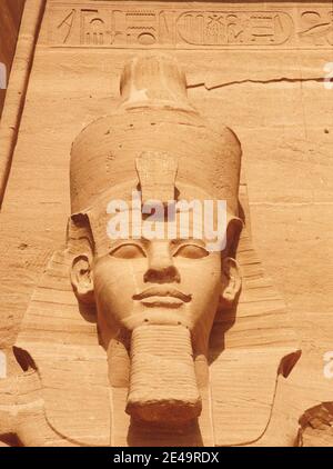 Afrique du Nord Égypte ancien temple égyptien Abu Simbel de Ramsès II gros plan de la statue de tête sculptée dans la pierre Banque D'Images