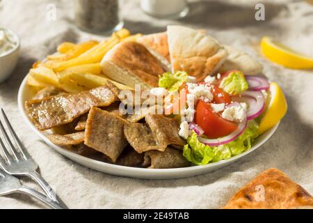 Plaque de gyro grec maison avec frites Pita et sauce Tzatziki Banque D'Images