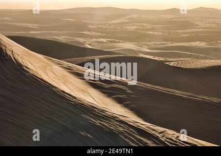 Photo de pistes pour véhicules tout-terrain sur Sand Dunes Banque D'Images