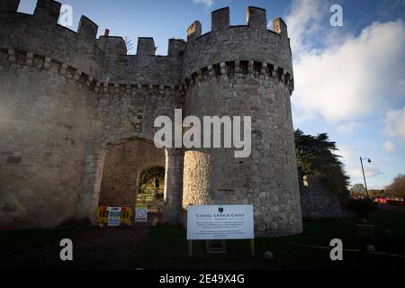 L'entrée du château de Gwritch, Abergele, au nord du pays de Galles, le lieu de l'édition 2020 de l'émission de télévision Je suis UNE célébrité m'en sortir. Il a été signalé que des espèces non indigènes d'insectes comme les cafards se sont échappées de l'ensemble et ont trouvé leur chemin dans l'environnement local. Banque D'Images