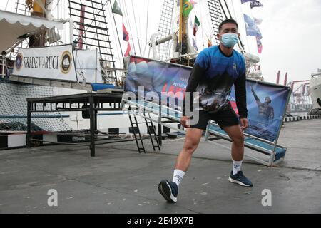 Jakarta, Indonésie. 22 janvier 2021. L'équipage d'un navire du KRI Dewaruci portant un masque s'exerce au quai de Kolinlamil (Commandement maritime militaire), Tanjung Priok, dans le nord de Jakarta, vendredi (22/1/2021). L'arrivée du légendaire navire KRI (cuirassé de la République d'Indonésie) Dewaruci appartenant à la Marine indonésienne qui a dans le monde entier, afin de soutenir la commémoration de la journée Dharma Samudera. KRI Dewaruci a contribué à promouvoir le tourisme indonésien aux yeux de la communauté internationale. Après cet événement, KRI Dewaruci se tiendra à Surabaya, Java-est. Crédit: Pacific Press Media Prod Banque D'Images