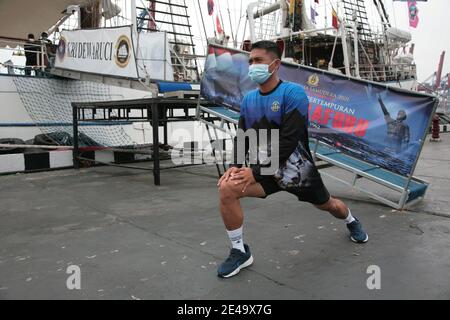 Jakarta, Indonésie. 22 janvier 2021. L'équipage d'un navire du KRI Dewaruci portant un masque s'exerce au quai de Kolinlamil (Commandement maritime militaire), Tanjung Priok, dans le nord de Jakarta, vendredi (22/1/2021). L'arrivée du légendaire navire KRI (cuirassé de la République d'Indonésie) Dewaruci appartenant à la Marine indonésienne qui a dans le monde entier, afin de soutenir la commémoration de la journée Dharma Samudera. KRI Dewaruci a contribué à promouvoir le tourisme indonésien aux yeux de la communauté internationale. Après cet événement, KRI Dewaruci se tiendra à Surabaya, Java-est. Crédit: Pacific Press Media Prod Banque D'Images