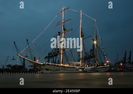 Jakarta, Indonésie. 22 janvier 2021. Le navire-amiral de l'État indonésien, le KRI (navire de guerre de la République d'Indonésie), Dewaruci, s'est penché sur le quai Kolinlamil (Commandement maritime militaire), Tanjung Priok, dans le nord de Jakarta, vendredi (22/1/2021). KRI Dewaruci est arrivé à ce quai après avoir navilé de son quartier général à l'unité de navires de soutien Koarmada II Surabaya (Satban). L'arrivée du légendaire navire de la Marine indonésienne, qui est devenu mondial pour soutenir la commémoration du Dharma Samudera. KRI Dewaruci a contribué à promouvoir le tourisme indonésien aux yeux de la communauté internationale. CRE Banque D'Images