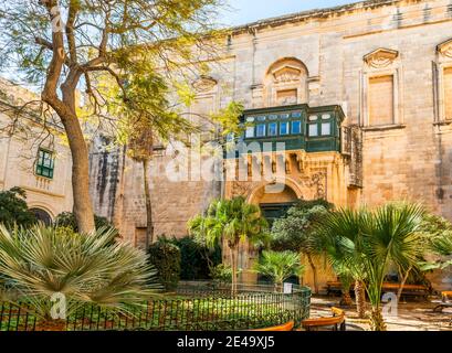 Jardin verdoyant à la Valette, capitale de l'île de Malte Banque D'Images