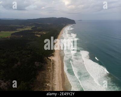 Panorama aérien de la côte de sable pacifique océan mer côte Opoutere beach Waves Waikato Coromandel Peninsula du Nord de l'île de Nouvelle-Zélande Banque D'Images