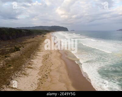 Panorama aérien de la côte de sable pacifique océan mer côte Opoutere beach Waves Waikato Coromandel Peninsula du Nord de l'île de Nouvelle-Zélande Banque D'Images