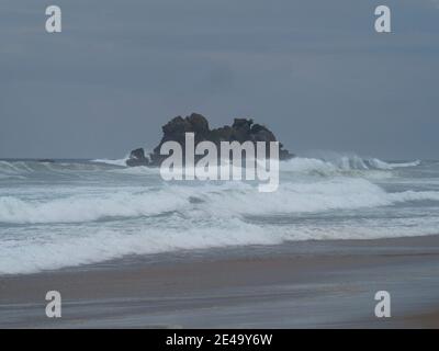 Vagues s'écrasant contre la formation de roche île océan pacifique côte mer Rive à la plage d'Opaoutere Waikato Coromandel Peninsula North Island New Zélande Banque D'Images