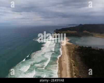 Panorama aérien de la côte de sable pacifique océan mer côte Opoutere beach Waves Waikato Coromandel Peninsula du Nord de l'île de Nouvelle-Zélande Banque D'Images