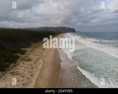 Panorama aérien de la côte de sable pacifique océan mer côte Opoutere beach Waves Waikato Coromandel Peninsula du Nord de l'île de Nouvelle-Zélande Banque D'Images