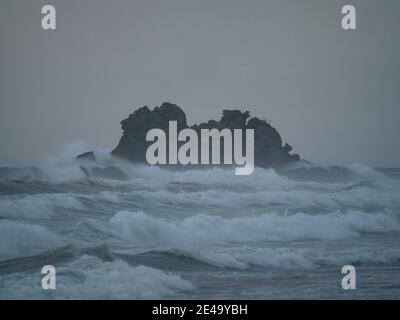 Vagues s'écrasant contre la formation de roche île océan pacifique côte mer Rive à la plage d'Opaoutere Waikato Coromandel Peninsula North Island New Zélande Banque D'Images