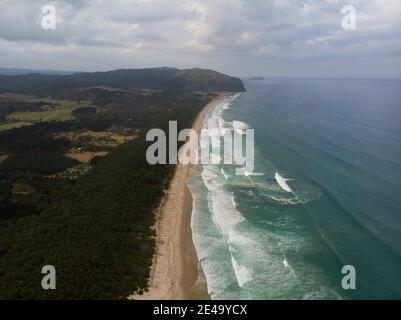 Panorama aérien de la côte de sable pacifique océan mer côte Opoutere beach Waves Waikato Coromandel Peninsula du Nord de l'île de Nouvelle-Zélande Banque D'Images