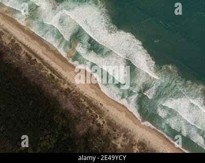 Panorama aérien de la côte de sable pacifique océan mer côte Opoutere beach Waves Waikato Coromandel Peninsula du Nord de l'île de Nouvelle-Zélande Banque D'Images