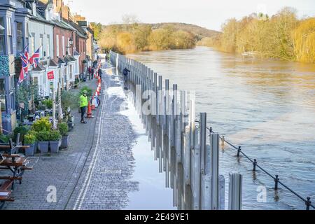 Bewdley, Royaume-Uni. 22 janvier 2021. Les niveaux des rivières étant dangereusement élevés après les effets de Storm Christoph, l'Agence pour l'environnement n'a pas le temps de se reposer. Travaillant tard dans la nuit hier, les barrières contre les inondations en place font un excellent travail pour retenir la rivière. Banque D'Images