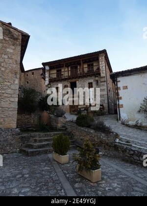 Vue panoramique sur la campagne rurale idyllique village Orbaneja Del Castillo Burgos Castille et Leon Espagne Europe Banque D'Images