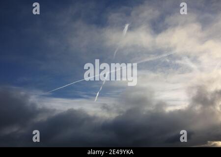 Pistes de vapeur dans le ciel au-dessus d'Ayrshire cross-over making Le ciel ressemble au drapeau écossais de la saltire ou Une grande croix X. Banque D'Images