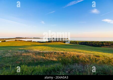 Mönchgut, vue de la colline de Bakenberg au village de Thiessow, colline de Lotsenberg, péninsule de Mönchgut, Mer Baltique côte mecklembourgeoise, Ostsee (Mer Baltique), Rügen Island, Mecklenburg-Vorpommern / Mecklenburg-Poméranie occidentale, Allemagne Banque D'Images