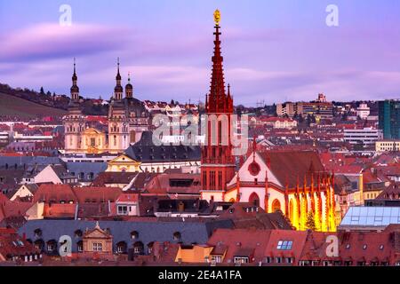 Vue aérienne nocturne de la vieille ville avec la chapelle Maria à Wurzburg, Franconie, Bavière, Allemagne Banque D'Images