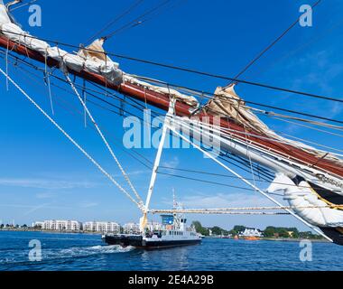 Rostock, quartier Warnemünde, voilier historique, ferry, vue sur le quartier Hohe Düne, Ostsee (Mer Baltique), Mecklenburg-Vorpommern / Mecklenburg-Poméranie occidentale, Allemagne Banque D'Images