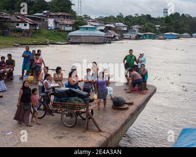 San Pablo de Loreto, Pérou - 12 mai 2016, Port avec pont-levis dans un petit village sur les rives de l'Amazone, Amazonie, Amérique du Sud. Banque D'Images