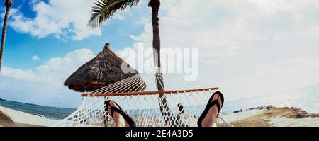 Personne se reposant dans un hamac sur la plage, Key Largo, Florida Keys, Floride, États-Unis Banque D'Images