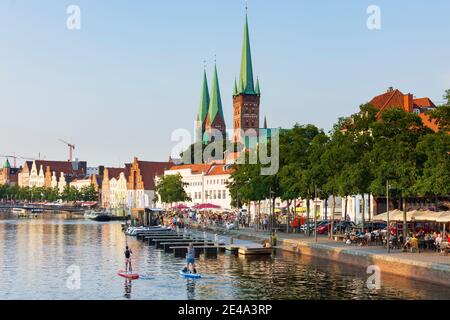 Lübeck, rivière Obertrave, a quitté les tours jumelles de l'église Marienkirche. Sur la droite, la tour de l'église Petrikirche, Ostsee (mer Baltique), Schleswig-Holstein, Allemagne Banque D'Images