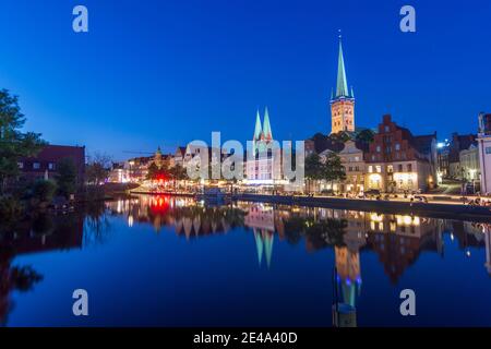 Lübeck, rivière Obertrave, a quitté les tours jumelles de l'église Marienkirche. Sur la droite, la tour de l'église Petrikirche, Ostsee (mer Baltique), Schleswig-Holstein, Allemagne Banque D'Images
