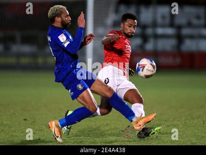 Brendan Kiernan de Harrogate Town (à gauche) et Ibou Touray de Salford City se battent pour le ballon lors du match Sky Bet League Two au Peninsula Stadium, Salford. Date de la photo: Vendredi 22 janvier 2021. Banque D'Images