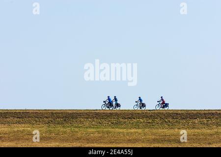 ECHEM, cyclistes au barrage, grand ciel, Elbe und Wendland, Niedersachsen / Basse-Saxe, Allemagne Banque D'Images