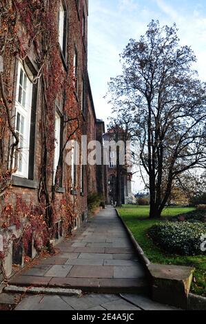 Façade d'une ancienne maison de résidence à Cracovie, château royal de Wawel. Banque D'Images