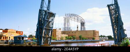 Pont-levis avec pont-bascule aérien en arrière-plan, Lake Avenue, Duluth, Minnesota, États-Unis Banque D'Images