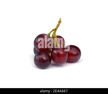 Un groupe de raisins trop mûrs isolés sur fond blanc. Banque D'Images