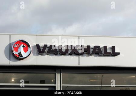 Panneau sur un garage de voitures Vauxhall, Royaume-Uni Banque D'Images