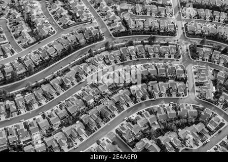 Vue aérienne en noir et blanc des maisons bien remplies dans le quartier de porter Ranch à Los Angeles, en Californie. Banque D'Images