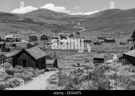 Ville fantôme sauvage de l'ouest de Bodie dans le parc historique de l'État de Bodie, dans les montagnes de la Sierra Nevada de Californie, en noir et blanc. Banque D'Images