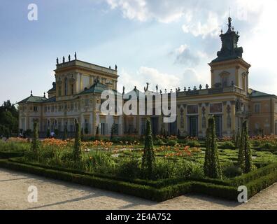 Vue depuis les jardins du palais de Wilanów à Varsovie. Banque D'Images