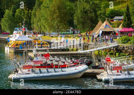 Flam, Norvège - 31 juillet 2018 : village norvégien au fjord de Sognefjord, port avec bateaux et tentes touristiques Banque D'Images